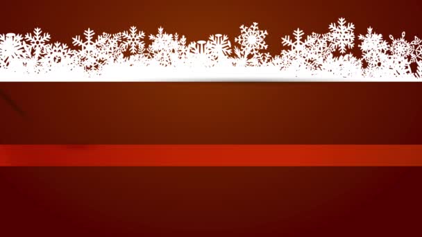 スローモーションスケールとスピン赤いギフトのモーショングラフィックスは 直線上にそれの上に長いプルボウと小さな白い雪の結晶で飾られ テキストメリークリスマスと幸せな新年は曲技のタイポグラフィで書かれています — ストック動画