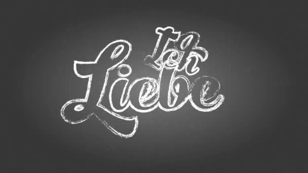 ドイツ語の春の効果アニメーションでスライド私はあなたを愛していますIch Liebe Dichは 恋人が残したメッセージを示唆している黒の黒板の上にカーリータイポグラフィを使用してチョークで書かれています — ストック動画