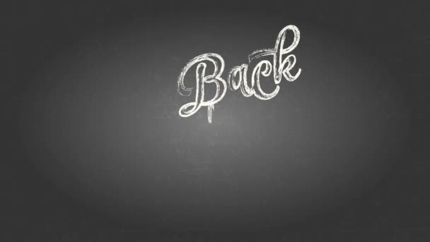 手書きの筆記体フォントのスケーリングと回転テキストを使って学校に戻るいくつかの部分で照明された黒い黒板に白いチョークで描かれた — ストック動画