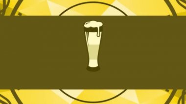 Çarpıcı Bira Fabrikasının Doğrusal Ölçekleme Canlandırması Şekil Yuvarlak Grafiklerin içine yerleştirilmiş Doldurulmuş Bira Bardağıyla bestelenmiş Üçgen Soyut Arkaplan Üzerinde İsim İşareti ile Adlandırılmış