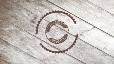 Erkek başlı dalgalı bir tekerlek tarafından bestelenmiş et dükkanının atalet zemininde eski usul ayıklıkla güneşin doğuşunu seyreden hareketsiz sekmesi.