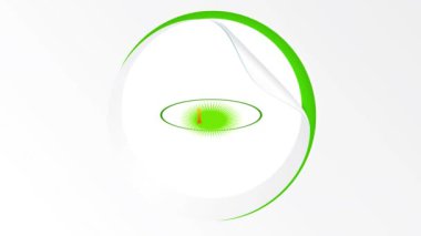 Doğal bileşenleri olan organik gıda ürünlerini yeşil bir yüzeyden sökülen, çevre dostu yuvarlak etiketlere yerleştirme emri.