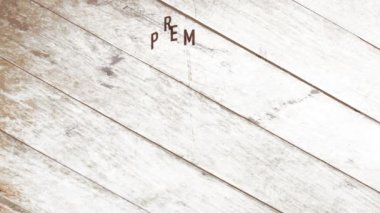 Monokromatik ahşap arka planda Grunge amblemi olan kavrulmuş Kolombiya Kafesi için Kaliteli Kaliteli Kahve Sanatı