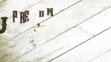 Süslü Süslü Latte İçecek Bilimi 'nin bahar efekti ile yavaşça ölçeklendirilmesi Yaşlı Ahşap yüzeyinde yaşlı yazı ile ev konsepti