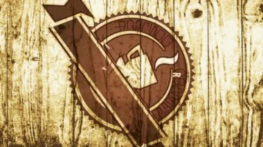 Eski ahşap üzerine oyulmuş sıcak kupa grafikli kaliteli kahve reklamı yapan Vintage Cafe 'nin Yaylı Efekti ile Animasyonu Yavaşlatmak