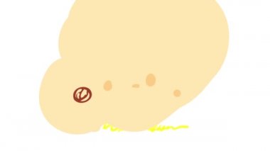 Animasyonu yavaşlatan kıvırcık saçlı genç annenin yeşil çimlerin üzerinde yeni doğmuş bebeğiyle oynaması oğlunu sevdiğini ve çok mutlu olduğunu gösteriyor.