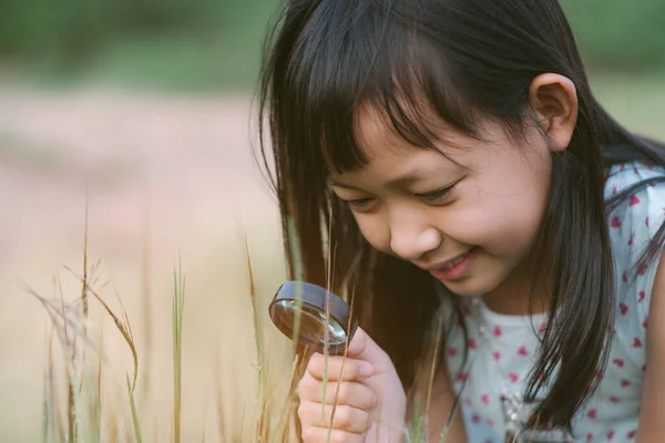 Heureuse Fille Asiatique Explorer Nature Avec Loupe — Photo