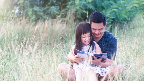 Asiatischer Vater Sitzt Auf Gras Seine Kleine Tochter Sitzt Auf — Stockfoto