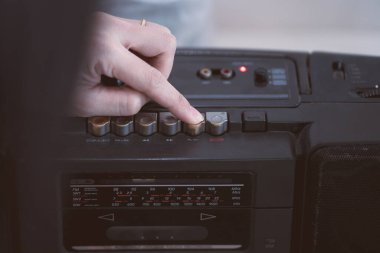 Kaset oynatıcısı seçmek için elinizi kapayın. Eski tarz.