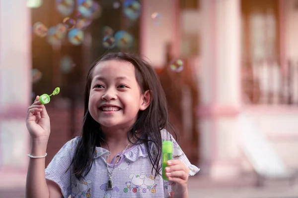 Sourire Joyeux Petite Fille Jouer Avec Ventilateur Bulles Maison 2019 — Photo