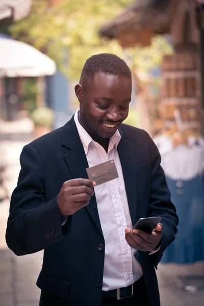 Afrikaanse Zakenman Met Behulp Van Een Creditcard Betaling Winkelen Online — Stockfoto