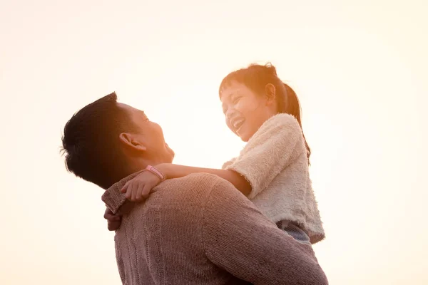 Mutlu Aile Babası Kızı Dışarıda Oynuyorlar Sarılıyorlar — Stok fotoğraf