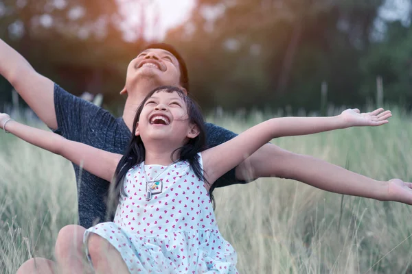 Özgürlük Kızı Babası Yeşil Doğada Sevgiyle Gülümsüyor — Stok fotoğraf