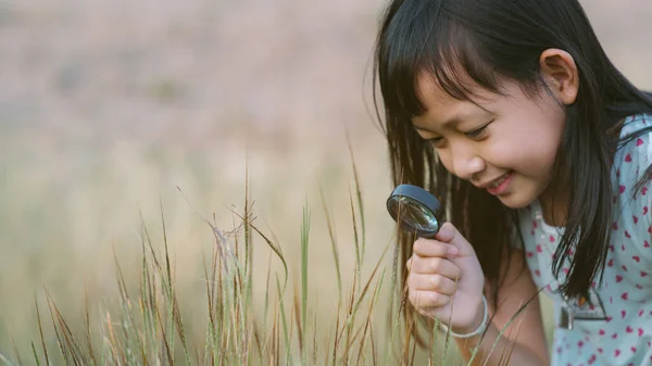 Mutlu Asyalı Çocuk Büyüteçle Doğayı Keşfediyor Stili — Stok fotoğraf