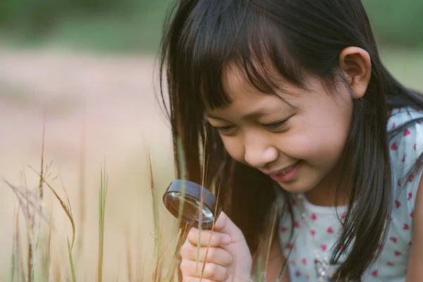 Heureux Asiatique Enfant Fille Explorer Nature Avec Loupe — Photo