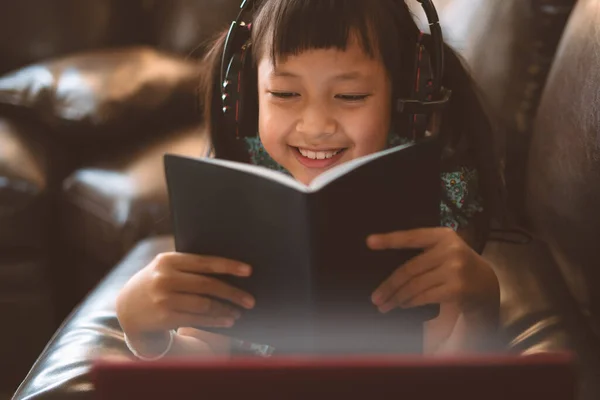 Bonne Petite Fille Enfant Couchée Sur Canapé Avec Apprentissage Par — Photo