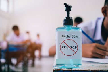Alkol% 70 dezenfekte edici Corona virüsünü veya covid-19 'u korumak için kullanılır..