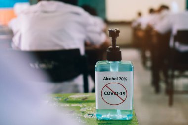 Alkol% 70 dezenfekte edici Corona virüsünü veya covid-19 'u korumak için kullanılır..