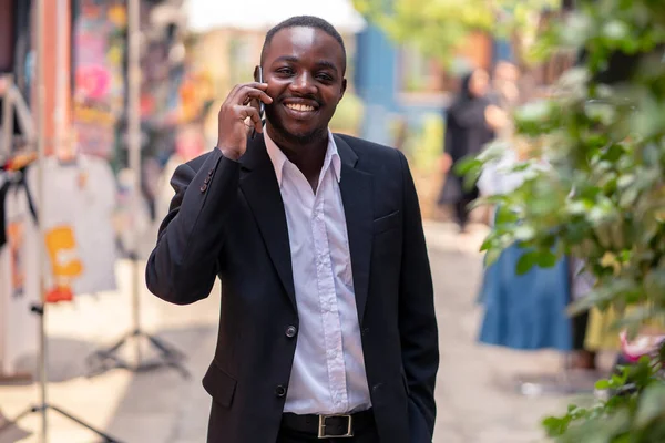 Hombre Negocios Africano Usando Teléfono Caminando Por Ciudad —  Fotos de Stock