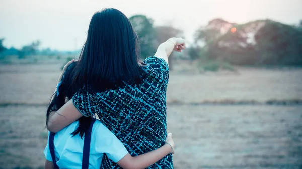 Mãe Filha Olhando Para Pôr Sol — Fotografia de Stock