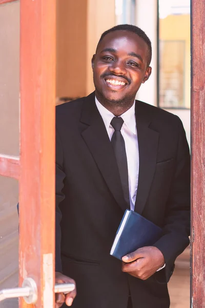 Afrikaanse Zakenman Opende Deur Met Een Glimlach Wees Vriendelijk — Stockfoto