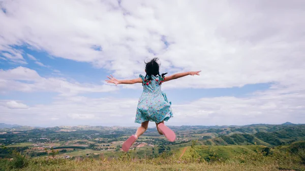 自由活動的な子供の女の子ジャンプで山の上 — ストック写真