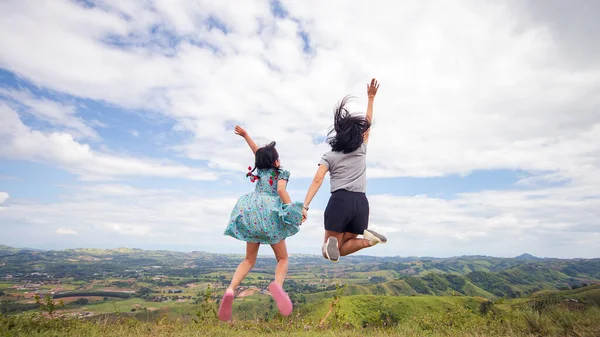 Libertad Activa Hija Madre Saltando Cima Montaña Estilo — Foto de Stock