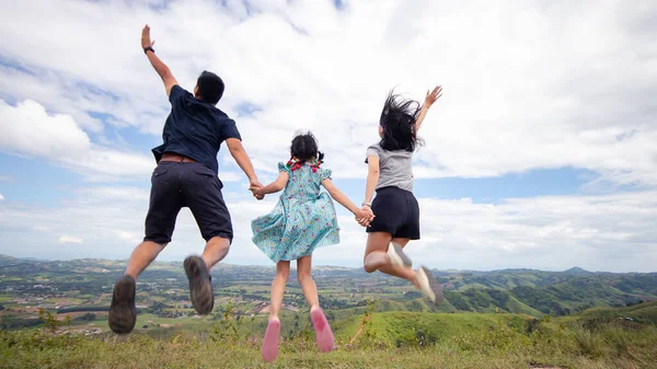 Vrijheid Actieve Familie Springen Top Van Bergen Stijl — Stockfoto