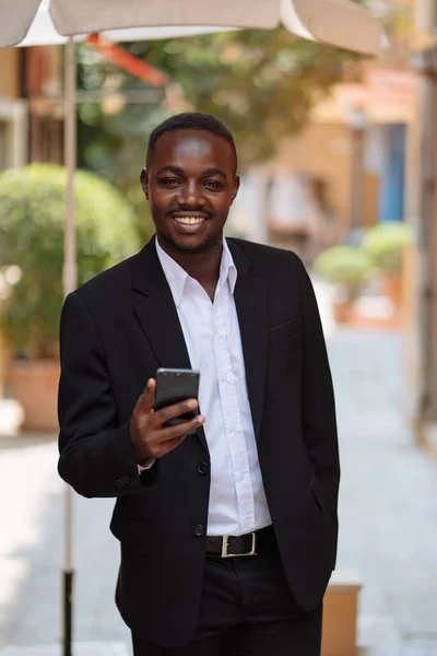 Hombre Negocios Africano Usando Teléfono Inteligente Ciudad —  Fotos de Stock