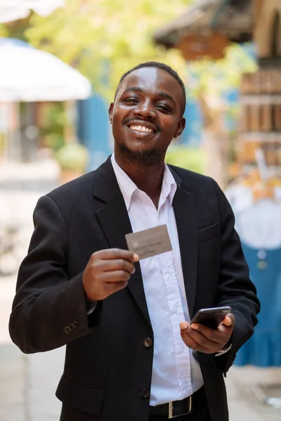 Retrato Del Empresario Africano Con Tarjeta Crédito —  Fotos de Stock