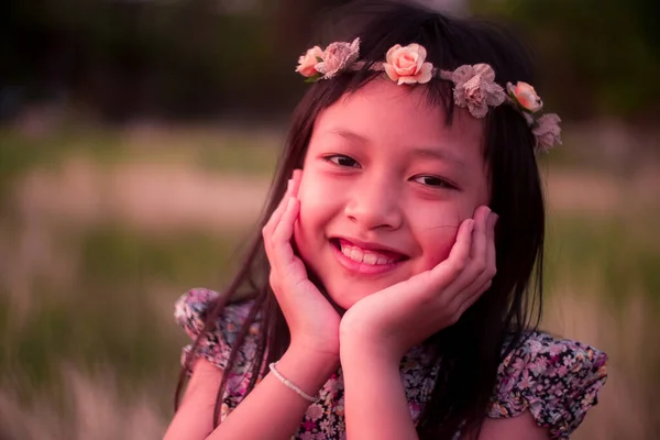Мила Азіатська Дівчинка Посміхається Квітковому Вінку Лужному Полі — стокове фото