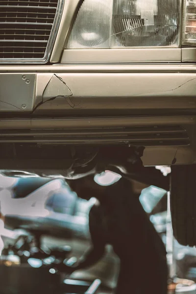 Сломанная Машина Автосервисе Механиком Проверяющим Гараже — стоковое фото