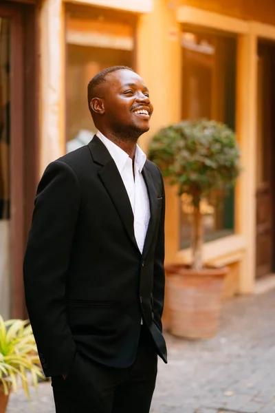 Retrato Hombre Negocios Africano Sonriente Ciudad —  Fotos de Stock