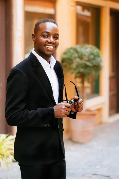 Portret Van Een Lachende Afrikaanse Zakenman Stad — Stockfoto