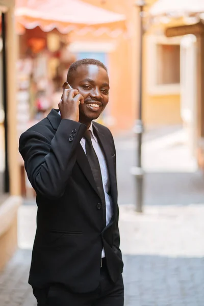 Hombre Negocios Africano Usando Teléfono Inteligente Ciudad —  Fotos de Stock