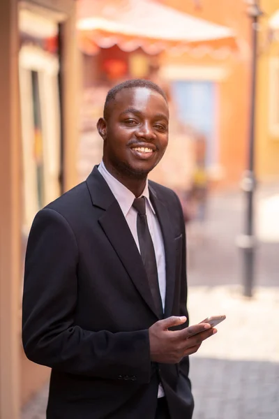 Afrikaanse Zakenman Met Zijn Smartphone Stad — Stockfoto