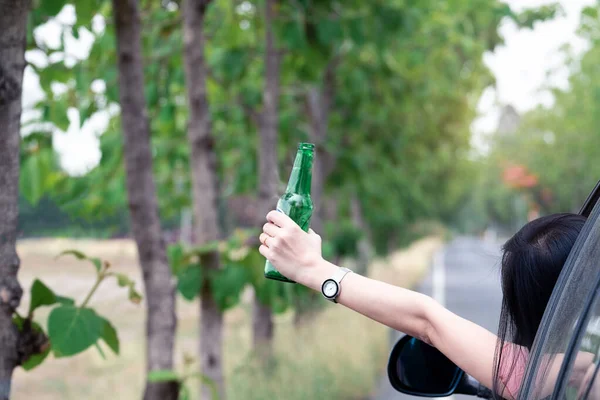 Freiheitsfrau Hält Ein Bier Der Hand Und Genießt Einen Moment — Stockfoto