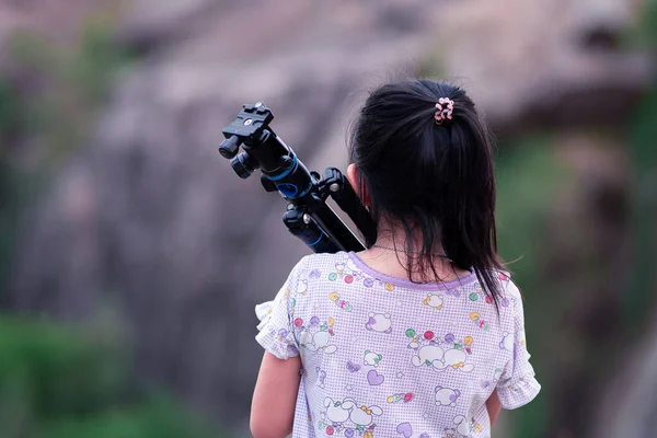 Costas Menina Criança Realizando Tripé Fundo Natural Verde — Fotografia de Stock