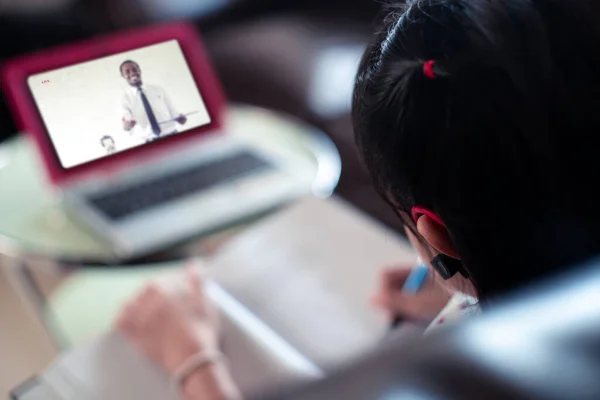 Menina Usando Fone Ouvido Bluetooth Para Aprender Laptop Casa Distância — Fotografia de Stock