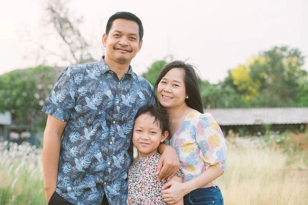 Asiatisk Familj Med Far Mor Och Dotter Har Leende Och — Stockfoto