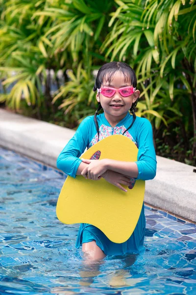 Glückliche Kleine Mädchen Badeanzügen Stehen Mit Kickboard Schwimmbad — Stockfoto