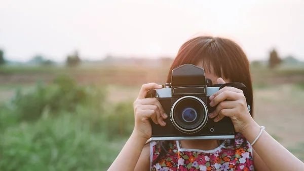 Klein Kind Meisje Met Medium Formaat Film Camera Het Nemen — Stockfoto