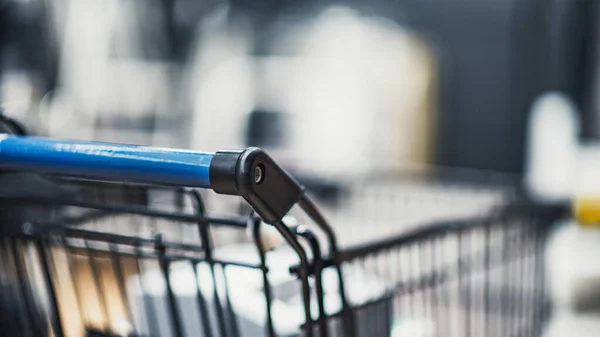 Supermarkt Gang Mit Einkaufswagen Verschwommenen Kaufhaus Hintergrund — Stockfoto