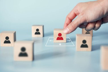 İnsanlar COVID-19 koronavirüsünden korunmak için sosyal mesafeyi deniyorlar..