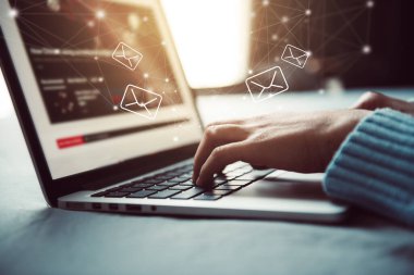 E- posta simgesi olan dizüstü bilgisayar kullanan kadın eli, evden çalışma, e-posta kavramı