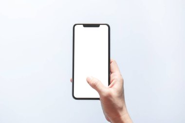 Akıllı telefon maketi. Siyah telefon beyaz ekranını tutarak elinizi kapatın. Beyaz arka planda izole edilmiş. Cep telefonu çerçevesiz tasarım kavramı.