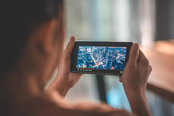 Transmissão Filmes Online Com Smartphone Mulher Assistindo Filme Celular Com — Fotografia de Stock