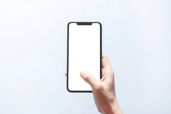 Akıllı telefon maketi. Siyah telefon beyaz ekranını tutarak elinizi kapatın. Beyaz arka planda izole edilmiş. Cep telefonu çerçevesiz tasarım kavramı.