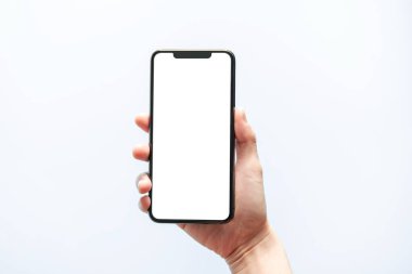 Akıllı telefon maketi. Siyah telefon beyaz ekranını tutarak elinizi kapatın. Beyaz arka planda izole edilmiş. Cep telefonu çerçevesiz tasarım kavramı.
