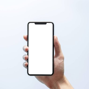 Akıllı telefon maketi. Siyah telefon beyaz ekranını tutarak elinizi kapatın. Beyaz arka planda izole edilmiş. Cep telefonu çerçevesiz tasarım kavramı.